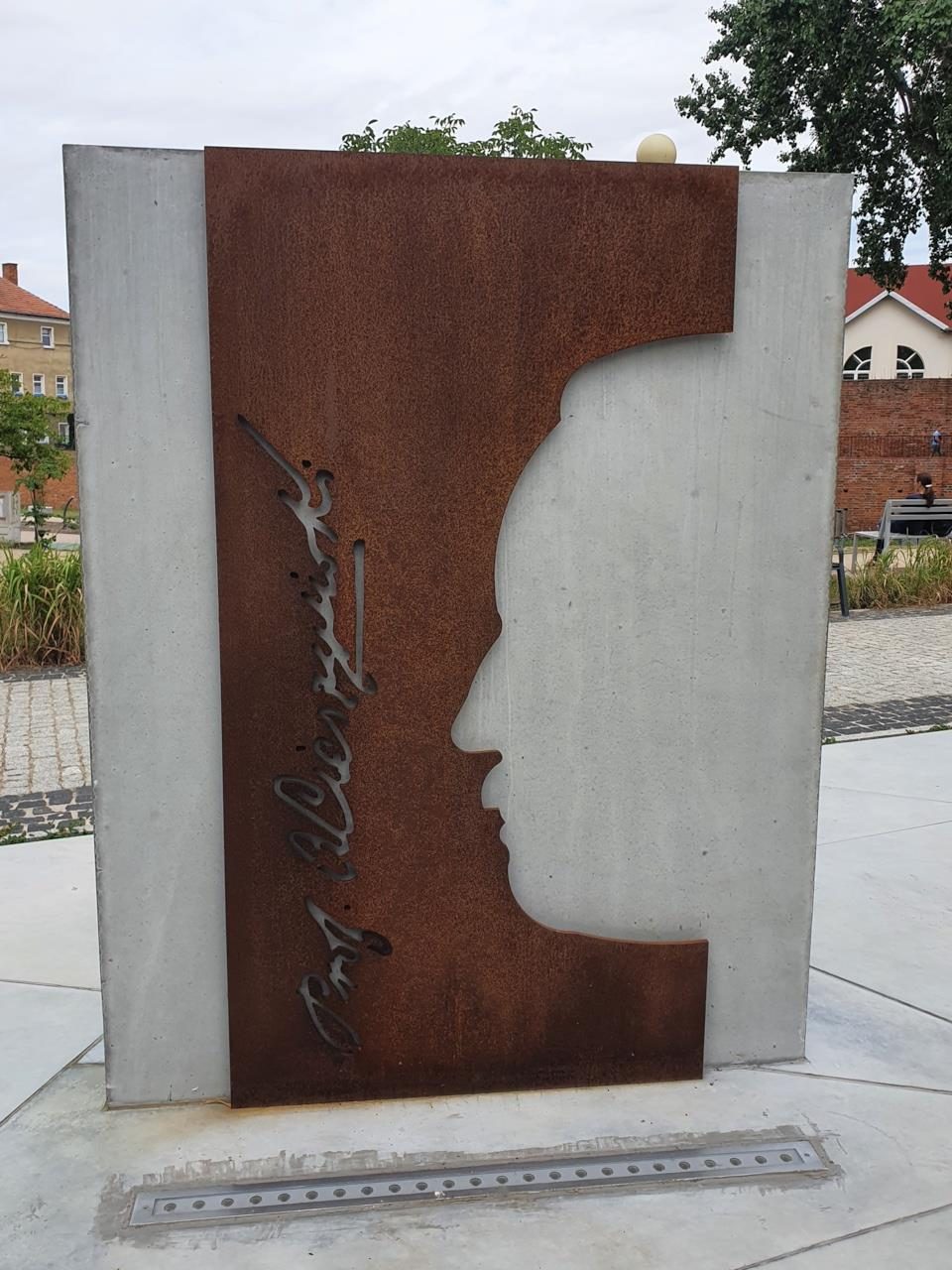 Antoni Cieszynski's monument, Olesnica - 02.jpg